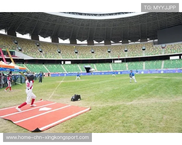 垒球赛裁判被球击倒!比赛紧急暂停 垒球赛裁判被球击倒!比赛紧急暂停